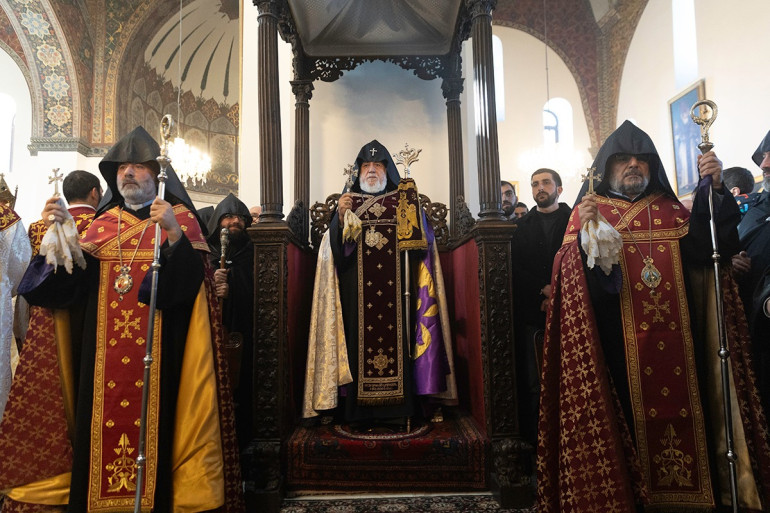 Սուրբ Պատարագին ներկաներն աղոթք բարձրացրին առ Աստված` Ամենայն Հայոց Հայրապետության, Մայր Աթոռ Սուրբ Էջմիածնի անսասանության ու պայծառության համար․ Մայր Աթոռ