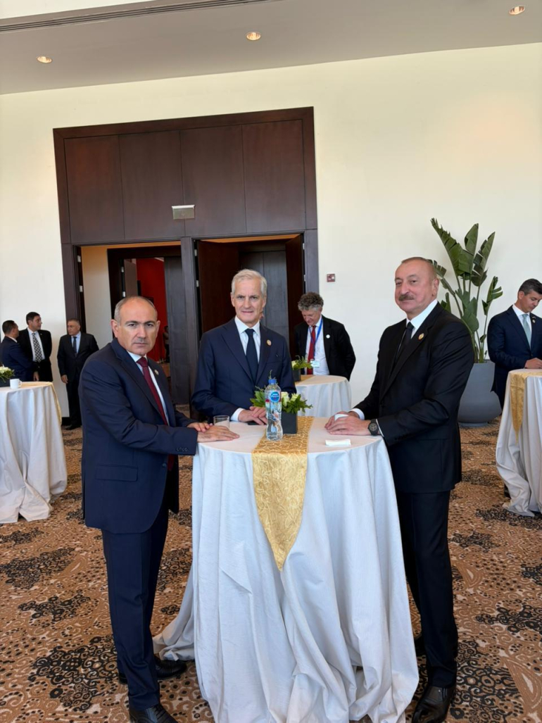 Պատմության մեջ առաջին հանդիպումը Հայաստանի և Պակիստանի ղեկավարների միջև՝ Ալիևի ներկայությամբ (լուսանկարներ)