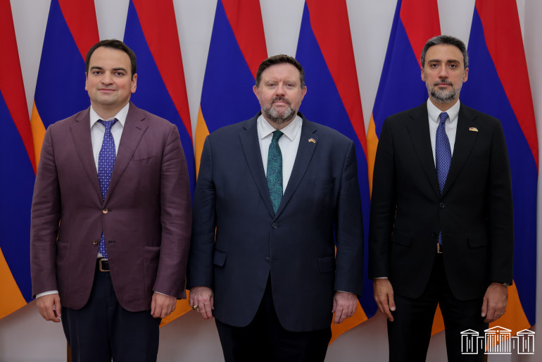 «Ուժեղ Հայաստան» խմբակցության անդամները Դեվիդ Ալենի հետ հանդիպմանը մտահոգություն են հայտնել Հայաստանում ընթացող ժողովրդավարական որոշ գործընթացների առնչությամբ «Ուժեղ Հայաստան» խմբակցության անդամները Դեվիդ Ալենի հետ հանդիպմանը մտահոգություն են հայտնել Հայաստանում ընթացող ժողովրդավարական որոշ գործընթացների առնչությամբ
