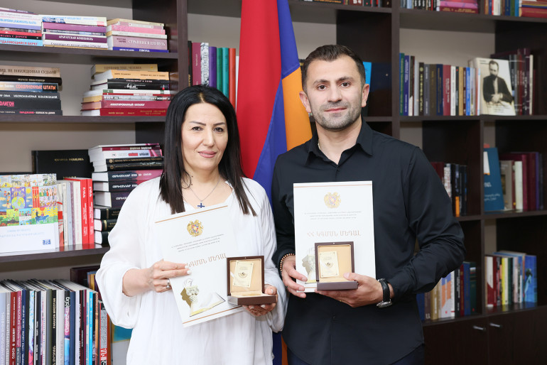 Երաժշտարվեստի ոլորտում ունեցած ավանդի համար Կարինե Հովհաննիսյանը և Վարդան Բադալյանը պարգևատրվել են ԿԳՄՍՆ մեդալով