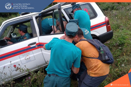 Փրկարարները քաղաքացուն դժվարամատչելի հատվածից իջեցրել և մոտեցրել են շտապօգնության ավտոմեքենային Փրկարարները քաղաքացուն դժվարամատչելի հատվածից իջեցրել և մոտեցրել են շտապօգնության ավտոմեքենային