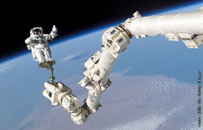 Астронавты NASA и ESA вернулись на борт МКС после завершения наружных работ