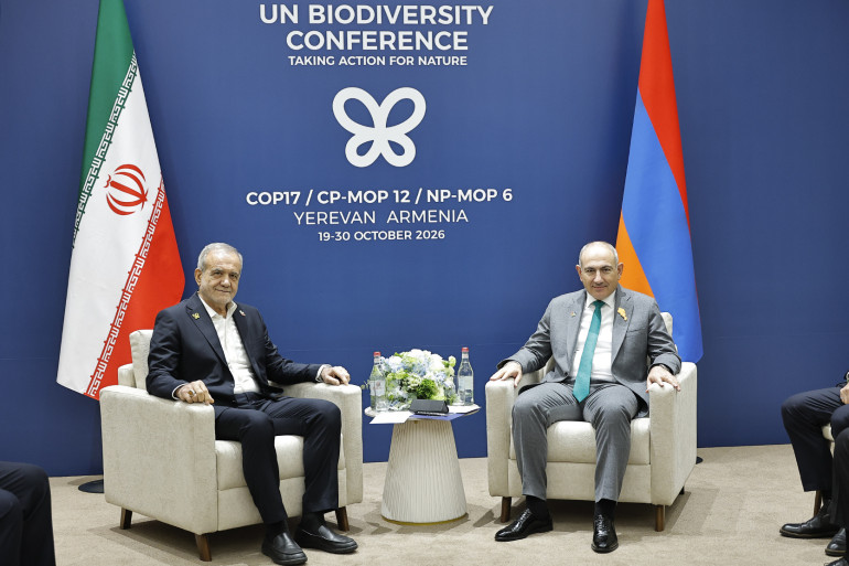 Փաշինյանն ու Իրանի նախագահը մտքեր են փոխանակել համատեղ ծրագրերին վերաբերող թեմաների շուրջ Փաշինյանն ու Իրանի նախագահը մտքեր են փոխանակել համատեղ ծրագրերին վերաբերող թեմաների շուրջ