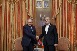 Pashinyan and Pezeshkian discussed bilateral trade and rconomic relations and steps aimed at expanding them Pashinyan and Pezeshkian discussed bilateral trade and rconomic relations and steps aimed at expanding them