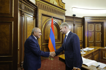 Փաշինյանն ու Բելոզյորովը մտքեր են փոխանակել Գյումրի-Ախուրիկ-Թուրքիայի սահմանի և Երասխ-Նախջևան հատվածների երկաթուղիների վերակառուցման նախագծերի շուրջ Փաշինյանն ու Բելոզյորովը մտքեր են փոխանակել Գյումրի-Ախուրիկ-Թուրքիայի սահմանի և Երասխ-Նախջևան հատվածների երկաթուղիների վերակառուցման նախագծերի շուրջ
