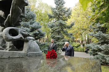 Փաշինյանը և Ռուբինյանը հարգանքի տուրք են մատուցել Հոկտեմբերի 27-ի nճրագործության զnհերի հիշատակին Փաշինյանը և Ռուբինյանը հարգանքի տուրք են մատուցել Հոկտեմբերի 27-ի nճրագործության զnհերի հիշատակին