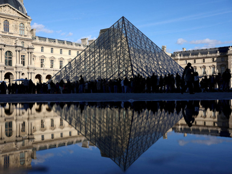 Louvre closed as staff strike over working conditions, weeks after €88m jewel heist
