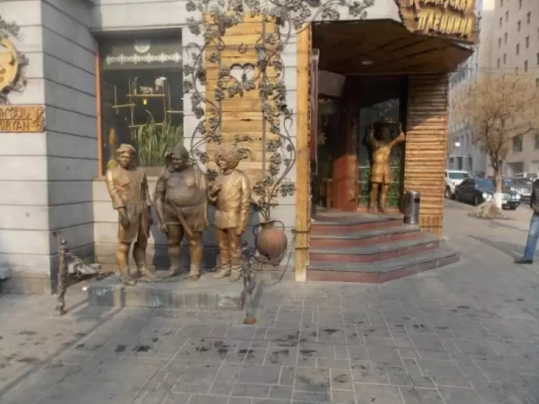 35-ամյա տղամարդը երկու ռուս կանանց «Կովկասի գերուհի» ռեստորանում հյուրասիրել է, ապա տեղափոխել այլ հասցե ու գումար պահանջել