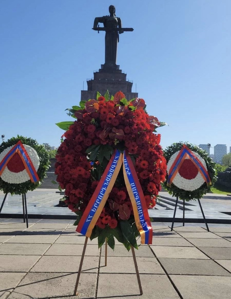 Սերժ Սարգսյանի անունից &laquo;Հաղթանակ&raquo; զբոսայգում ծաղկեպսակ է դրվել Անհայտ զինվորի հուշարձանին