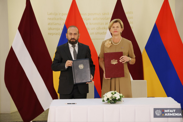 Արարատ Միրզոյանը և Լատվիայի ԱԳ նախարարը ստորագրել են արձանագրություն՝ «ՀՀ-ի և ԵՄ-ի միջև առանց թույլտվության բնակվող անձանց հետընդունման մասին» համաձայնագրի իրականացման վերաբերյալ Արարատ Միրզոյանը և Լատվիայի ԱԳ նախարարը ստորագրել են արձանագրություն՝ «ՀՀ-ի և ԵՄ-ի միջև առանց թույլտվության բնակվող անձանց հետընդունման մասին» համաձայնագրի իրականացման վերաբերյալ