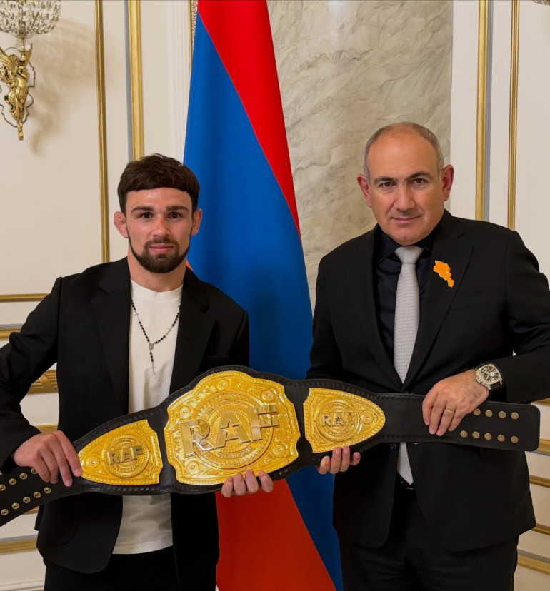 Մեծ պատիվ էր հանդիպել վարչապետ Նիկոլ Փաշինյանին և ներկայացնել իմ նվաճած RAF-ի չեմպիոնական գոտին. Արսեն Հարությունյան Մեծ պատիվ էր հանդիպել վարչապետ Նիկոլ Փաշինյանին և ներկայացնել իմ նվաճած RAF-ի չեմպիոնական գոտին. Արսեն Հարությունյան