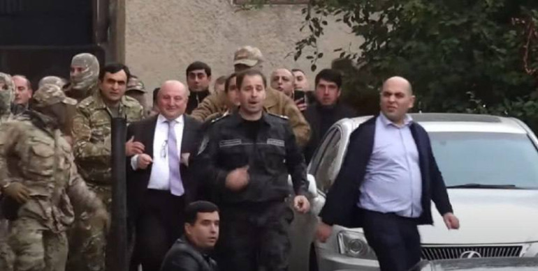 Տեսանյութ.Վարդան Ղուկասյանին տեղափոխում են Երևան, նա դուրս եկավ քաղաքապետարանի հետնամուտքից