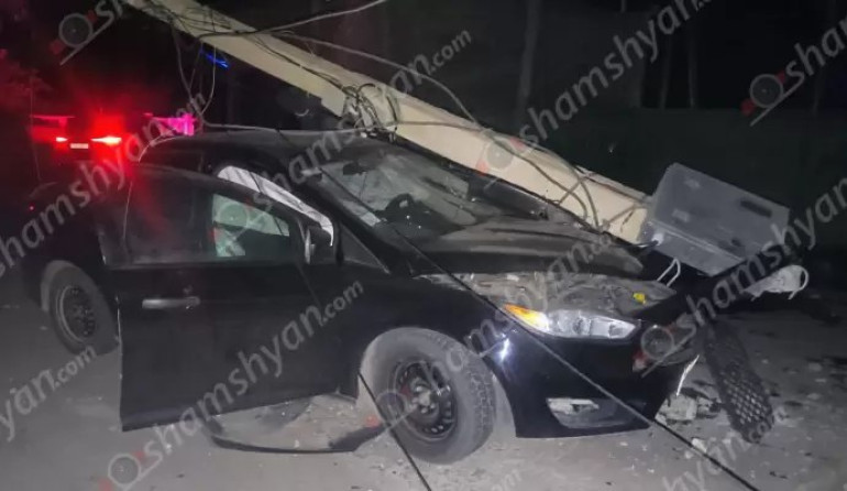 Գառնի բնակավայրում «Ford»-ը բшխվել է բետոնե էլեկտրասյանը, կոտրել այն
