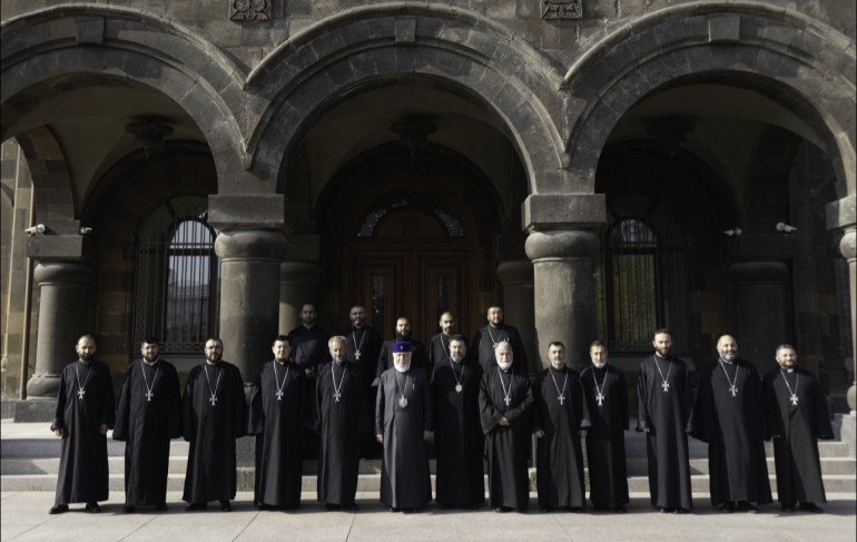 Վեհափառը հորդորել է քահանա հայրերին աներկյուղ ու հոգևոր կոչման բարձր գիտակցությամբ ազգի զավակներին համախումբ պահել Եկեղեցու կամարների ներքո