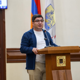 Ավինյան, ինչպե՞ս է ստացվում, որ երևանցու հաշվին 120 դրամ ավելի թանկ գնով ձեռք է բերվում դիզվառելիք. Մեսրոպ Մանուկյան (տեսանյութ) Ավինյան, ինչպե՞ս է ստացվում, որ երևանցու հաշվին 120 դրամ ավելի թանկ գնով ձեռք է բերվում դիզվառելիք. Մեսրոպ Մանուկյան (տեսանյութ)