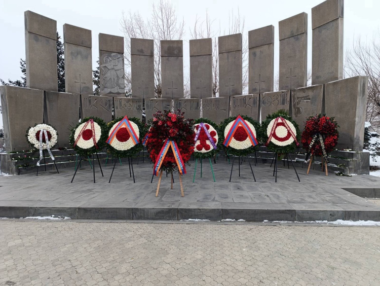 Սերժ Սարգսյանի անունից Բանակի օրվա առթիվ Եռաբլուրում ծաղկեպսակ է դրվել