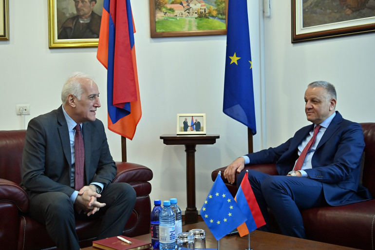Վահագն Խաչատուրյանն ու Վասիլիս Մարագոսը մտքեր են փոխանակել ՀՀ-ԵՄ հարաբերությունների օրակարգային հարցերի շուրջ Վահագն Խաչատուրյանն ու Վասիլիս Մարագոսը մտքեր են փոխանակել ՀՀ-ԵՄ հարաբերությունների օրակարգային հարցերի շուրջ