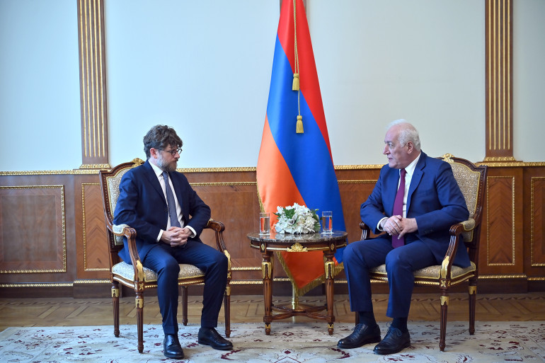 То, что произошло в 2022 году после Праги по инициативе и при поддержке президента Макрона - это начало новейшей истории Армении. Хачатурян послу Франции в Армении То, что произошло в 2022 году после Праги по инициативе и при поддержке президента Макрона - это начало новейшей истории Армении. Хачатурян послу Франции в Армении