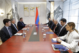 Փաշինյանը Բիշքեկում հանդիպում է ունեցել ԱՄՆ սենատոր Սթիվ Դեյնզի գլխավորած պատվիրակության հետ․ կարևորել են Հայաստան-ԱՄՆ ռազմավարական գործընկերության շարունակական զարգացումը