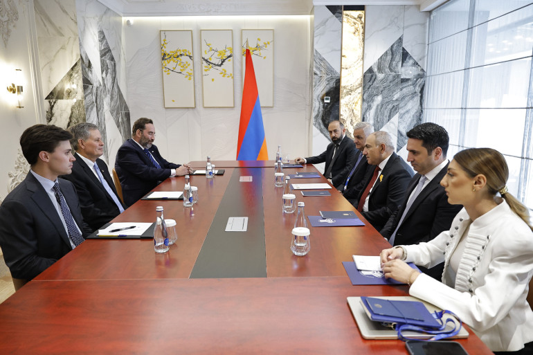 Փաշինյանը Բիշքեկում հանդիպում է ունեցել ԱՄՆ սենատոր Սթիվ Դեյնզի գլխավորած պատվիրակության հետ․ կարևորել են Հայաստան-ԱՄՆ ռազմավարական գործընկերության շարունակական զարգացումը
