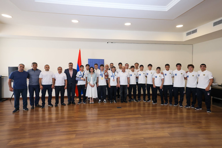 Աննկարագրելի հպարտության զգացում ունեցանք, երբ հնչեց ՀՀ օրհներգը, ու բարձրացվեց մեր եռագույնը․ Ժաննա Անդրեասյանն ընդունել է հունահռոմեական և ազատ ոճի ըմբշամարտի պատանեկան հավաքականների անդամներին Աննկարագրելի հպարտության զգացում ունեցանք, երբ հնչեց ՀՀ օրհներգը, ու բարձրացվեց մեր եռագույնը․ Ժաննա Անդրեասյանն ընդունել է հունահռոմեական և ազատ ոճի ըմբշամարտի պատանեկան հավաքականների անդամներին