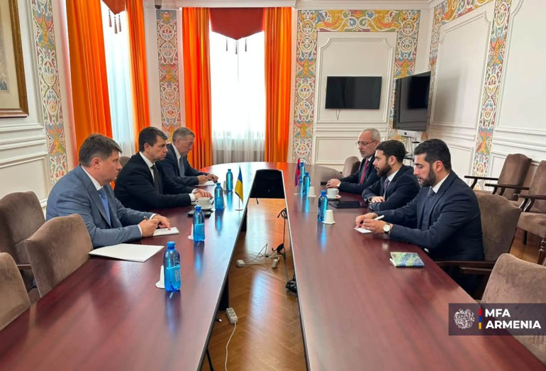 Հայաստանի և Ուկրաինայի ԱԳ նախարարի տեղակալները քննարկել են Հայաստան-Ուկրաինա երկկողմ համագործակցության օրակարգին առնչվող հարցեր Հայաստանի և Ուկրաինայի ԱԳ նախարարի տեղակալները քննարկել են Հայաստան-Ուկրաինա երկկողմ համագործակցության օրակարգին առնչվող հարցեր