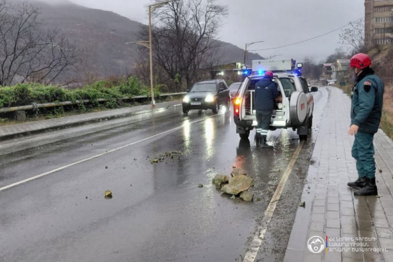 Կապան քաղաքի Ձորք թաղամասի մոտակայքում, հարակից ժայռից տեղի է ունեցել քարաթափում