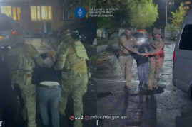 Քրեական ոստիկանները զենք-զինամթերք ապօրինի պահելու դեպք են բացահայտել․ կան ձերբակալվածներ (տեսանյութ) Քրեական ոստիկանները զենք-զինամթերք ապօրինի պահելու դեպք են բացահայտել․ կան ձերբակալվածներ (տեսանյութ)