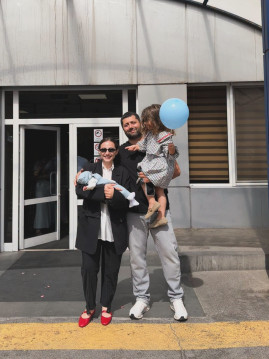 Տուն ենք գնում՝ արդեն չորսով. Սոնա Ռուբենյանն ու նորածին որդին դուրս են գրվել հիվանդանոցից․ երգչուհին տեսանյութ է հրապարկել Տուն ենք գնում՝ արդեն չորսով. Սոնա Ռուբենյանն ու նորածին որդին դուրս են գրվել հիվանդանոցից․ երգչուհին տեսանյութ է հրապարկել