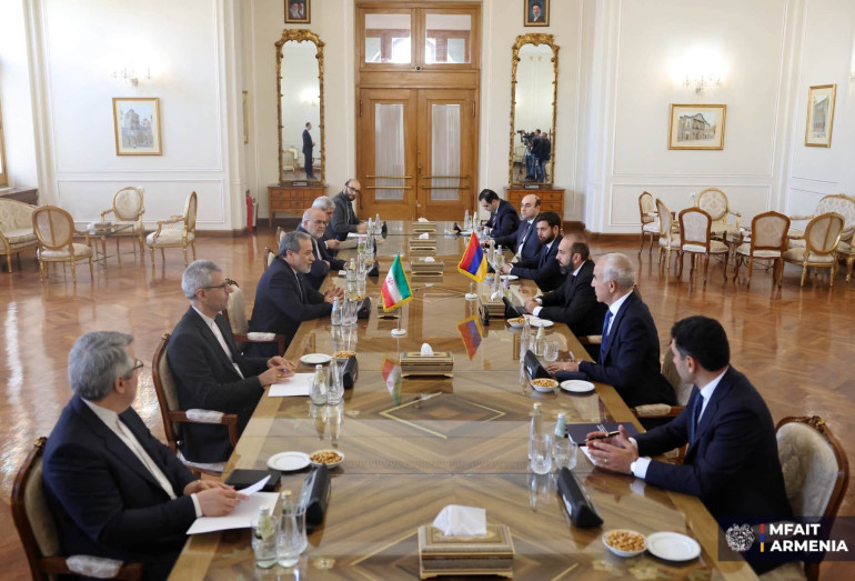 Տարածաշրջանում կայուն խաղաղությունը կախված է հենց տարածաշրջանի երկրների կողմից տարածաշրջանային խնդիրների լուծումից․ Աբբաս Արաղչին՝ Արարատ Միրզոյանին