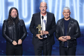 Nirvana-ն վերադարձել է MTV-ի բեմ՝ ստանալով Video Vanguard Award-ը Nirvana-ն վերադարձել է MTV-ի բեմ՝ ստանալով Video Vanguard Award-ը