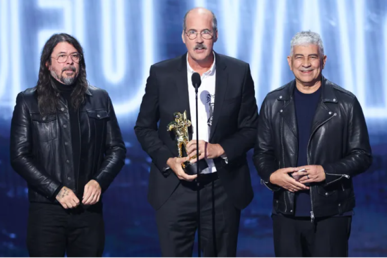 Nirvana-ն վերադարձել է MTV-ի բեմ՝ ստանալով Video Vanguard Award-ը Nirvana-ն վերադարձել է MTV-ի բեմ՝ ստանալով Video Vanguard Award-ը