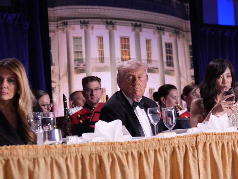 Սպիտակ տան թղթակիցների ամենամյա ընթրիքի ժամանակ տեղի են ունեցել կրшկոցներ․ տարհանել են Դոնալդ Թրամփին և Ջեյ Դի Վենսին