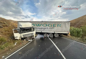Երևան-Մեղրի ավտոճանապարհին «DAF» մակնիշի կցորդով բեռնատարը բшխվել է ճամփեզրի հողաթմբերին ու քարերին և մկրատաձև փակել ճանապարհը․ կա վիրավnր Երևան-Մեղրի ավտոճանապարհին «DAF» մակնիշի կցորդով բեռնատարը բшխվել է ճամփեզրի հողաթմբերին ու քարերին և մկրատաձև փակել ճանապարհը․ կա վիրավnր