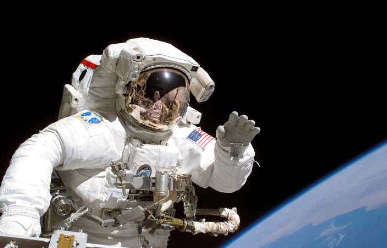 Астронавты NASA вернулись на борт МКС после проведения наружных работ