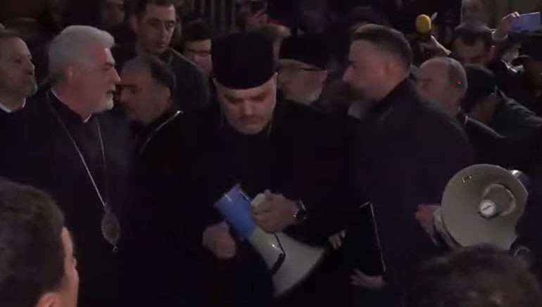Տեսանյութ.Քաղաքացիները «Հուդա», «Դավաճան» են վանկարկում, ինչպես են 10 եպիսկոպոսները հեռանում