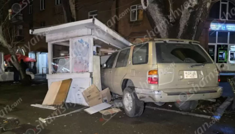Բախվել են «Mazda 6»-ն ու «Nissan Pathfinder»-ը, վերջինն էլ մխրճվել է կրպակի մեջ