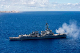 Третий ракетный эсминец ВМС США зашел в Персидский залив Третий ракетный эсминец ВМС США зашел в Персидский залив