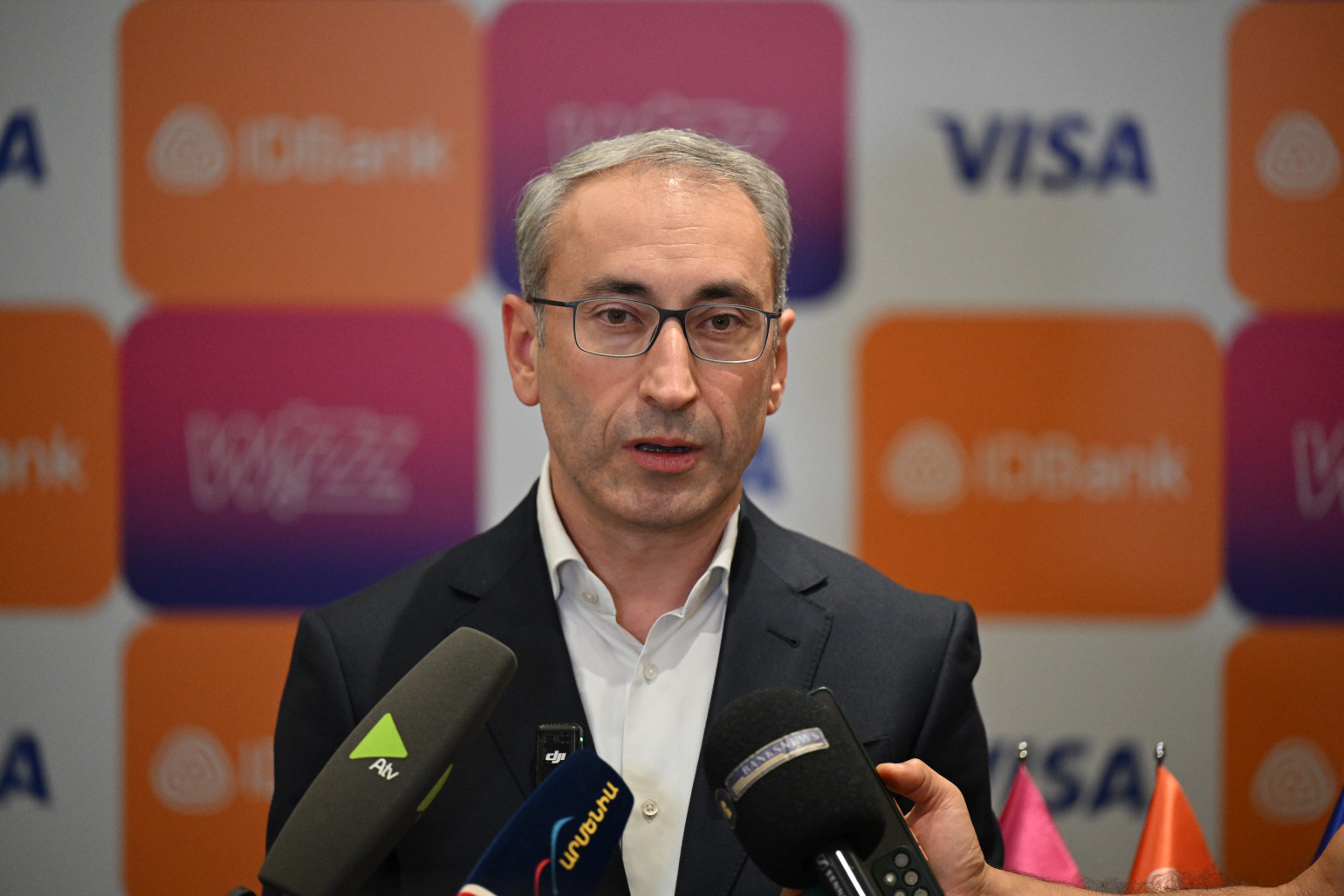 Ճամփորդական արտոնությունների նոր փուլի մեկնարկը Հայաստանում․ IDBank-ը առաջինը ԱՊՀ և Հարավարևելյան Եվրոպայի տարածաշրջանում ներկայացնում է Visa Wizz Air Platinum քարտը (տեսանյութ, լուսանկարներ) Ճամփորդական արտոնությունների նոր փուլի մեկնարկը Հայաստանում․ IDBank-ը առաջինը ԱՊՀ և Հարավարևելյան Եվրոպայի տարածաշրջանում ներկայացնում է Visa Wizz Air Platinum քարտը (տեսանյութ, լուսանկարներ)