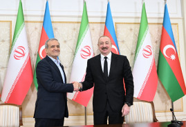 Ադրբեջանի և Իրանի ժողովուրդները միշտ էլ կանգնած են եղել միմյանց կողքին նեղ ու դժվարին օրերին. Ալիևը՝ Փեզեշքիանին Ադրբեջանի և Իրանի ժողովուրդները միշտ էլ կանգնած են եղել միմյանց կողքին նեղ ու դժվարին օրերին. Ալիևը՝ Փեզեշքիանին