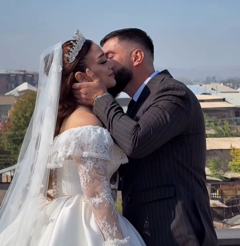 Դերասանուհի, երգչուհի Դիանա Մխիթարյանն այսօր ամուսնացել է (տեսանյութ) Դերասանուհի, երգչուհի Դիանա Մխիթարյանն այսօր ամուսնացել է (տեսանյութ)