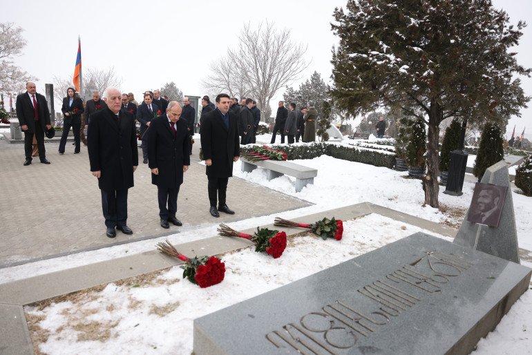 Փաշինյանը և բարձրաստիճան այլ պաշտոնյաներ այցելել են Եռաբլուր