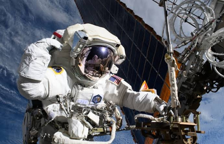 Астронавты NASA вышли в открытый космос с борта МКС для монтажных работ