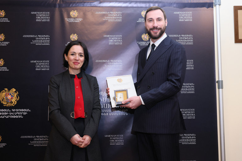 Պաոլո Պետրոչելլին Հայաստանի պետական սիմֆոնիկ նվագախմբի հիմնադրման 20-ամյակի շրջանակներում պարգևատրվել է ՀՀ ԿԳՄՍՆ մեդալով
