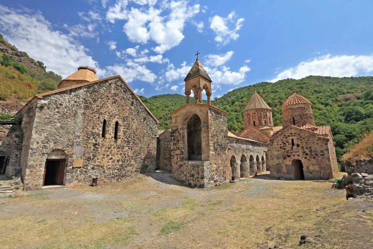 Վեհափառի օրհնությամբ լույս է ընծայվել Արցախի մշակութային ժառանգության nչնչացման մասին ուսումնասիրությունը