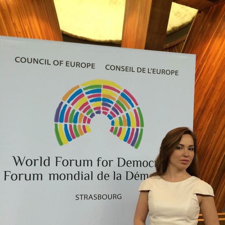 «Ժամը» լրատվականի անակնկալը՝ մայրանալ պատրաստվող մեկնաբան Սոնա Թորոսյանին` ուղիղ եթերում