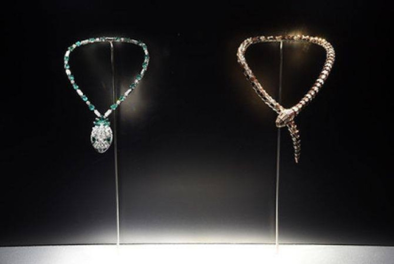 Bulgari-ն օձը վերածել Է մանյակի