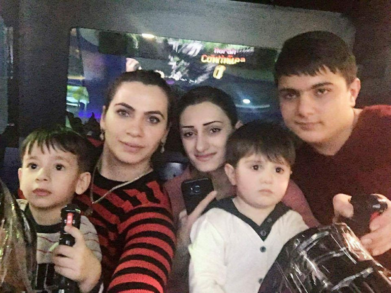 Հռիփսիմե Խուրշուդյանի ու Նազիկ Ավդալյանի ընտանեկան հանդիպումը