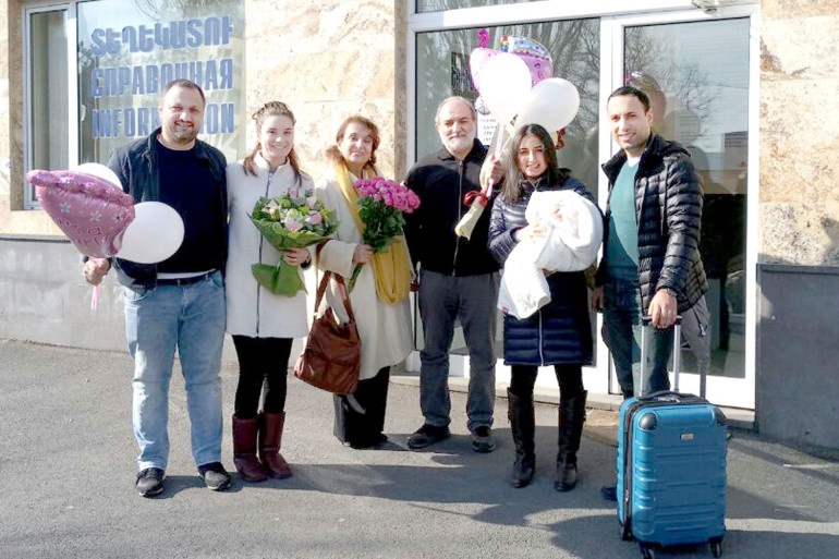 «Երեխայի ծննդով կյանքդ իմաստավորվում է». Լալա Մնացականյանը տատիկ է դարձել
