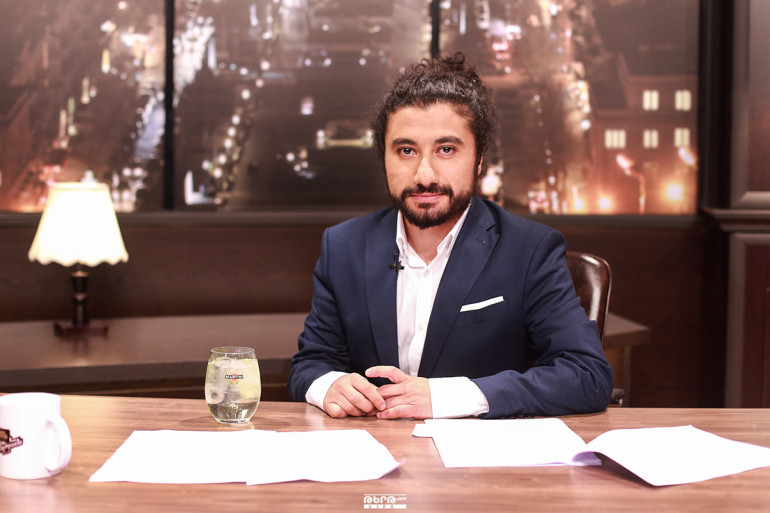«Մեր նպատակը հայտնիներին ձեռք առնելը չէ». Հովհաննես Ազոյանը` երեկոյան հումորային շոուի մասին